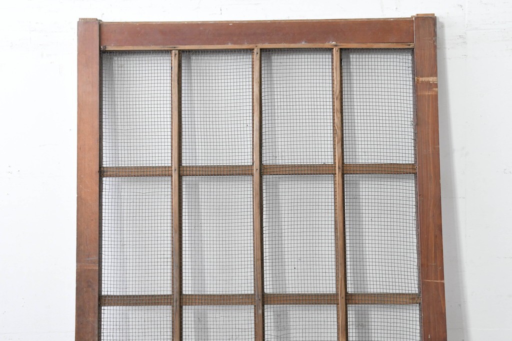 アンティーク建具　明治から大正期　漆塗り　飛ぶ鶴の錠前金具が目を引くきつね格子蔵戸1枚　(R-086535)