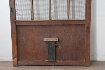 アンティーク建具　明治から大正期　漆塗り　飛ぶ鶴の錠前金具が目を引くきつね格子蔵戸1枚　(R-086535)