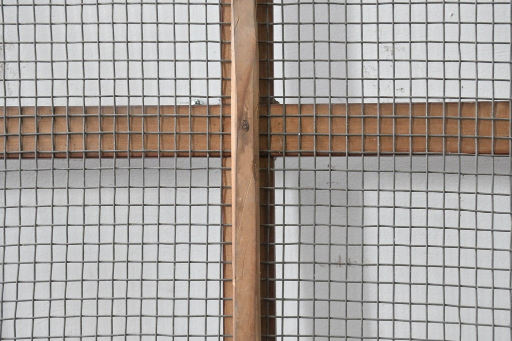 アンティーク建具　明治から大正期　漆塗り　飛ぶ鶴の錠前金具が目を引くきつね格子蔵戸1枚　(R-086535)