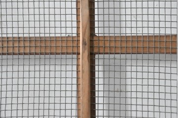 アンティーク建具　明治から大正期　漆塗り　飛ぶ鶴の錠前金具が目を引くきつね格子蔵戸1枚　(R-086535)