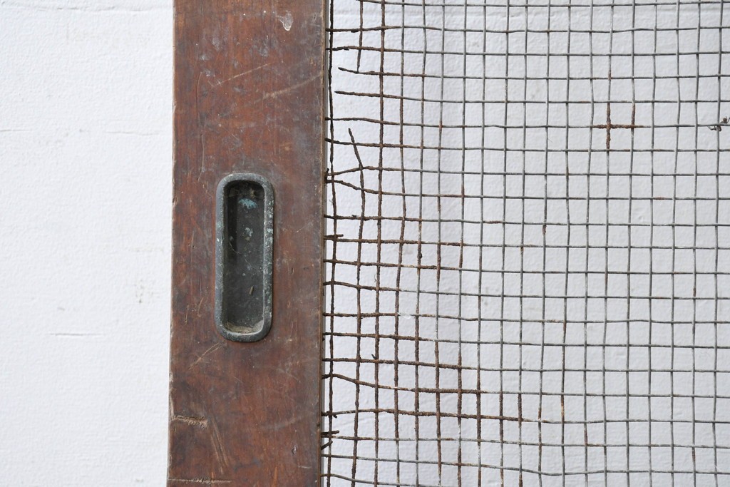 アンティーク建具　明治から大正期　漆塗り　飛ぶ鶴の錠前金具が目を引くきつね格子蔵戸1枚　(R-086535)