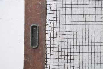 アンティーク建具　明治から大正期　漆塗り　飛ぶ鶴の錠前金具が目を引くきつね格子蔵戸1枚　(R-086535)