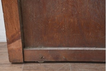 アンティーク建具　明治から大正期　漆塗り　飛ぶ鶴の錠前金具が目を引くきつね格子蔵戸1枚　(R-086535)