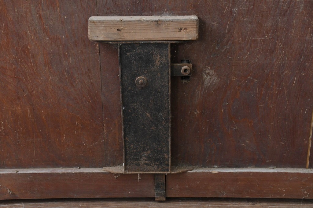 アンティーク建具　明治から大正期　漆塗り　飛ぶ鶴の錠前金具が目を引くきつね格子蔵戸1枚　(R-086535)