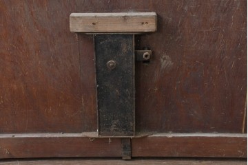 アンティーク建具　明治から大正期　漆塗り　飛ぶ鶴の錠前金具が目を引くきつね格子蔵戸1枚　(R-086535)