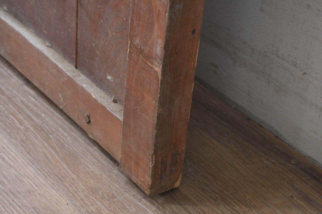 アンティーク建具　明治から大正期　漆塗り　飛ぶ鶴の錠前金具が目を引くきつね格子蔵戸1枚　(R-086535)