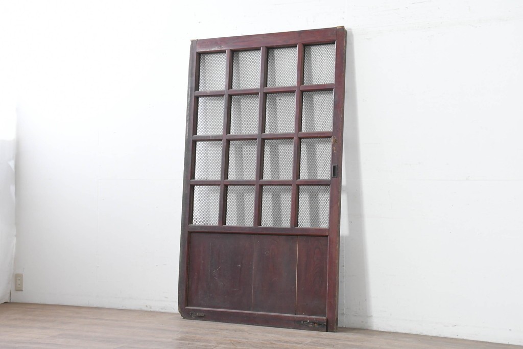 アンティーク建具　明治から大正期　漆塗り　格子と金網の組み合わせが趣あるきつね格子蔵戸1枚　(R-086537)