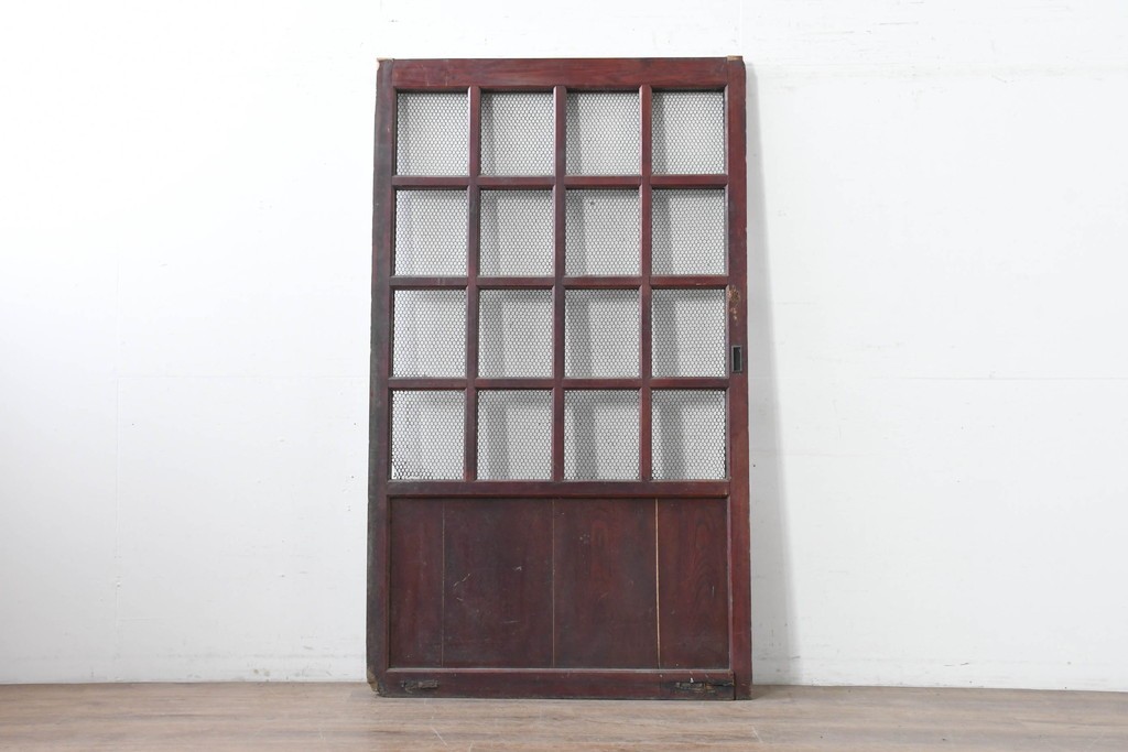 アンティーク建具　明治から大正期　漆塗り　格子と金網の組み合わせが趣あるきつね格子蔵戸1枚　(R-086537)