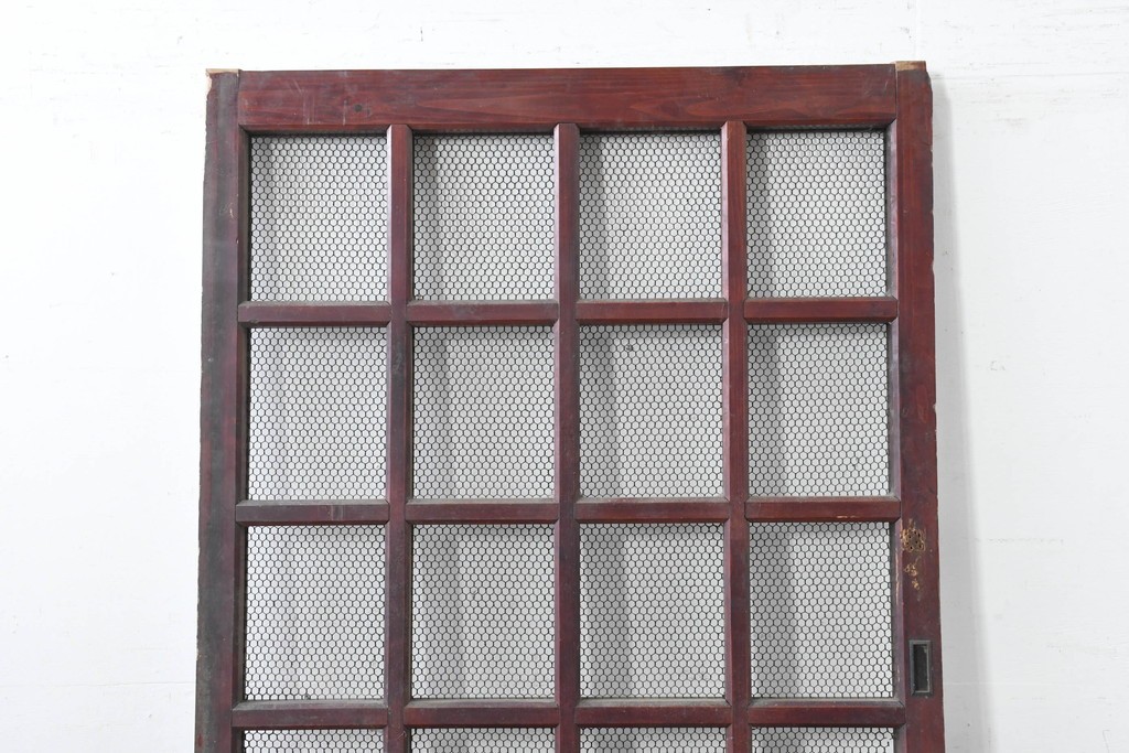 アンティーク建具　明治から大正期　漆塗り　格子と金網の組み合わせが趣あるきつね格子蔵戸1枚　(R-086537)
