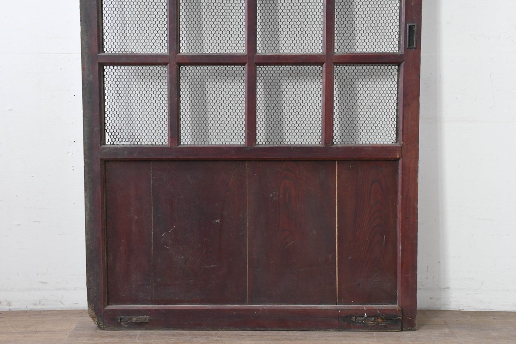 アンティーク建具　明治から大正期　漆塗り　格子と金網の組み合わせが趣あるきつね格子蔵戸1枚　(R-086537)