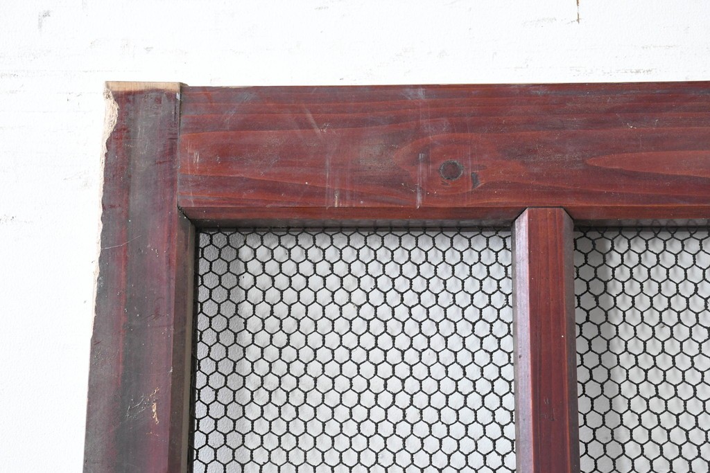 アンティーク建具　明治から大正期　漆塗り　格子と金網の組み合わせが趣あるきつね格子蔵戸1枚　(R-086537)