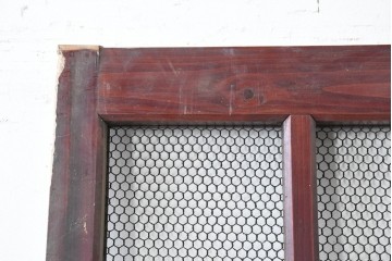 アンティーク建具　明治から大正期　漆塗り　格子と金網の組み合わせが趣あるきつね格子蔵戸1枚　(R-086537)