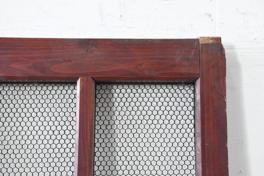 アンティーク建具　明治から大正期　漆塗り　格子と金網の組み合わせが趣あるきつね格子蔵戸1枚　(R-086537)