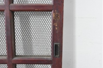 アンティーク建具　明治から大正期　漆塗り　格子と金網の組み合わせが趣あるきつね格子蔵戸1枚　(R-086537)