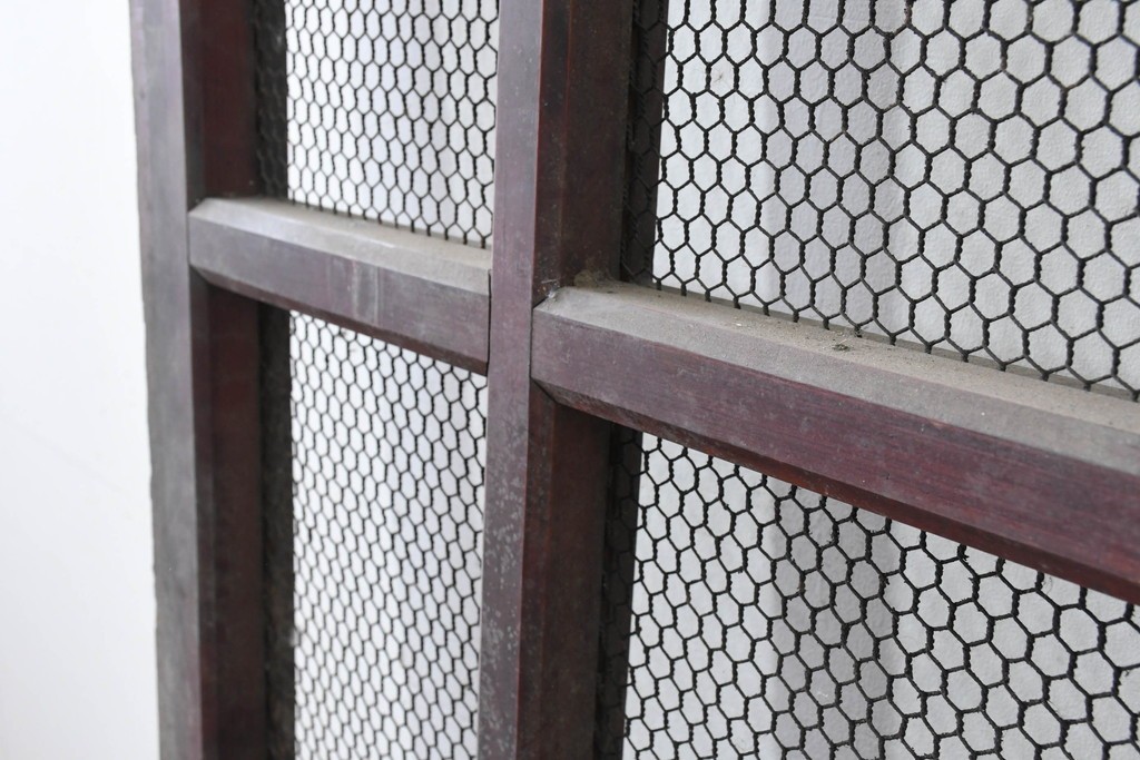 アンティーク建具　明治から大正期　漆塗り　格子と金網の組み合わせが趣あるきつね格子蔵戸1枚　(R-086537)