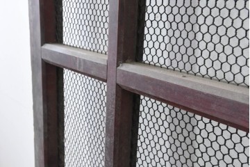 アンティーク建具　明治から大正期　漆塗り　格子と金網の組み合わせが趣あるきつね格子蔵戸1枚　(R-086537)