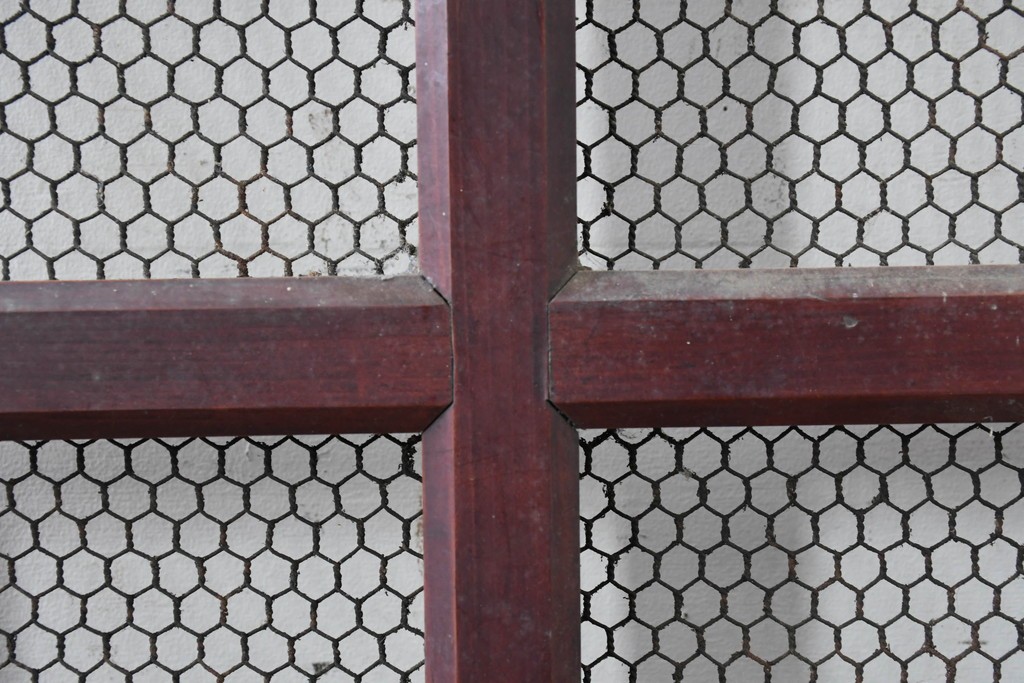 アンティーク建具　明治から大正期　漆塗り　格子と金網の組み合わせが趣あるきつね格子蔵戸1枚　(R-086537)