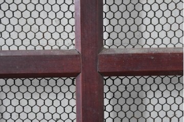 アンティーク建具　明治から大正期　漆塗り　格子と金網の組み合わせが趣あるきつね格子蔵戸1枚　(R-086537)