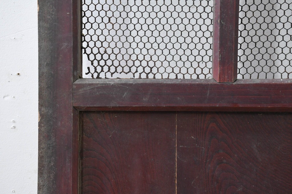 アンティーク建具　明治から大正期　漆塗り　格子と金網の組み合わせが趣あるきつね格子蔵戸1枚　(R-086537)