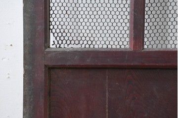 アンティーク建具　明治から大正期　漆塗り　格子と金網の組み合わせが趣あるきつね格子蔵戸1枚　(R-086537)