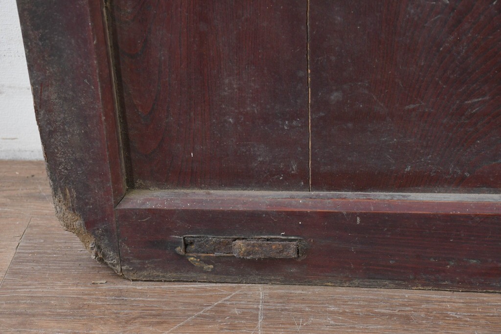 アンティーク建具　明治から大正期　漆塗り　格子と金網の組み合わせが趣あるきつね格子蔵戸1枚　(R-086537)