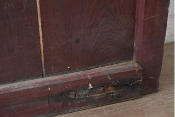 アンティーク建具　明治から大正期　漆塗り　格子と金網の組み合わせが趣あるきつね格子蔵戸1枚　(R-086537)