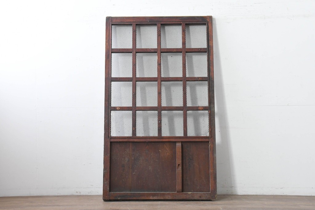 アンティーク建具　明治から大正期　漆塗り　格子と金網の組み合わせが趣あるきつね格子蔵戸1枚　(R-086537)