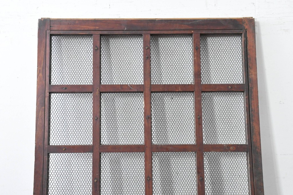 アンティーク建具　明治から大正期　漆塗り　格子と金網の組み合わせが趣あるきつね格子蔵戸1枚　(R-086537)