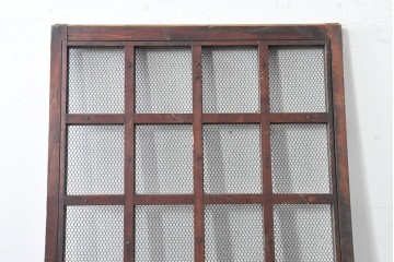 アンティーク建具　明治から大正期　漆塗り　格子と金網の組み合わせが趣あるきつね格子蔵戸1枚　(R-086537)