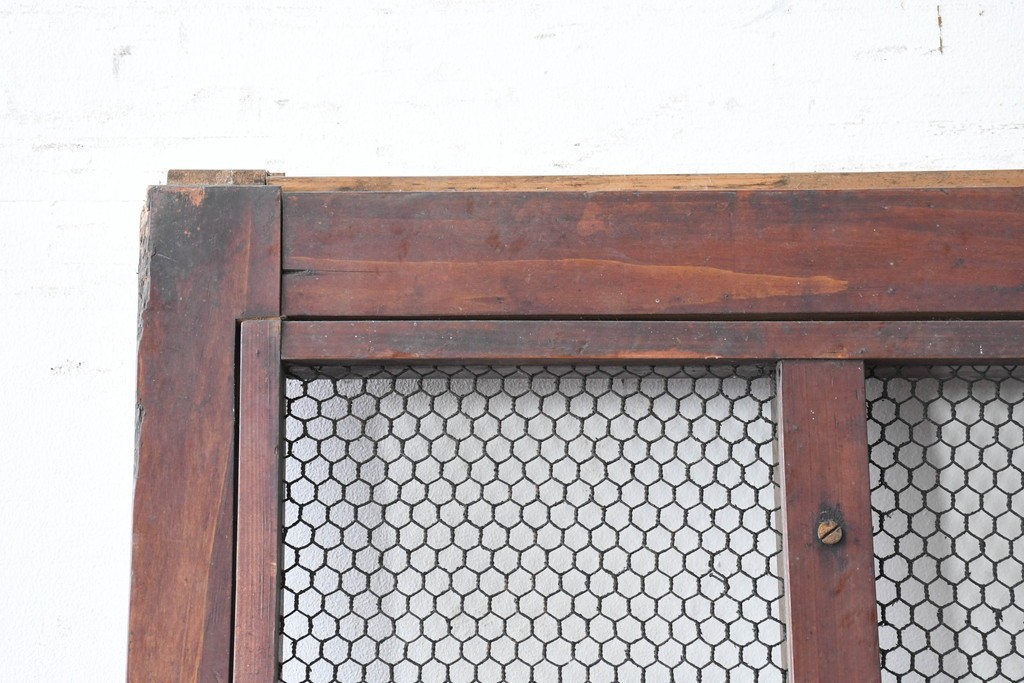 アンティーク建具　明治から大正期　漆塗り　格子と金網の組み合わせが趣あるきつね格子蔵戸1枚　(R-086537)