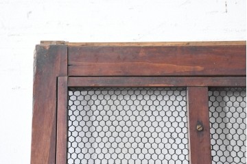 アンティーク建具　明治から大正期　漆塗り　格子と金網の組み合わせが趣あるきつね格子蔵戸1枚　(R-086537)