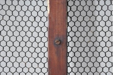 アンティーク建具　明治から大正期　漆塗り　格子と金網の組み合わせが趣あるきつね格子蔵戸1枚　(R-086537)