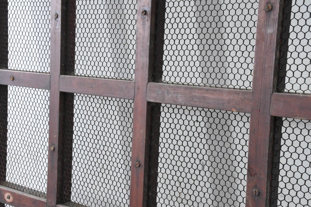 アンティーク建具　明治から大正期　漆塗り　格子と金網の組み合わせが趣あるきつね格子蔵戸1枚　(R-086537)