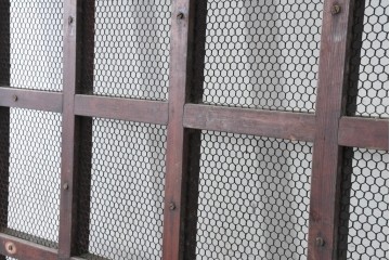 アンティーク建具　明治から大正期　漆塗り　格子と金網の組み合わせが趣あるきつね格子蔵戸1枚　(R-086537)