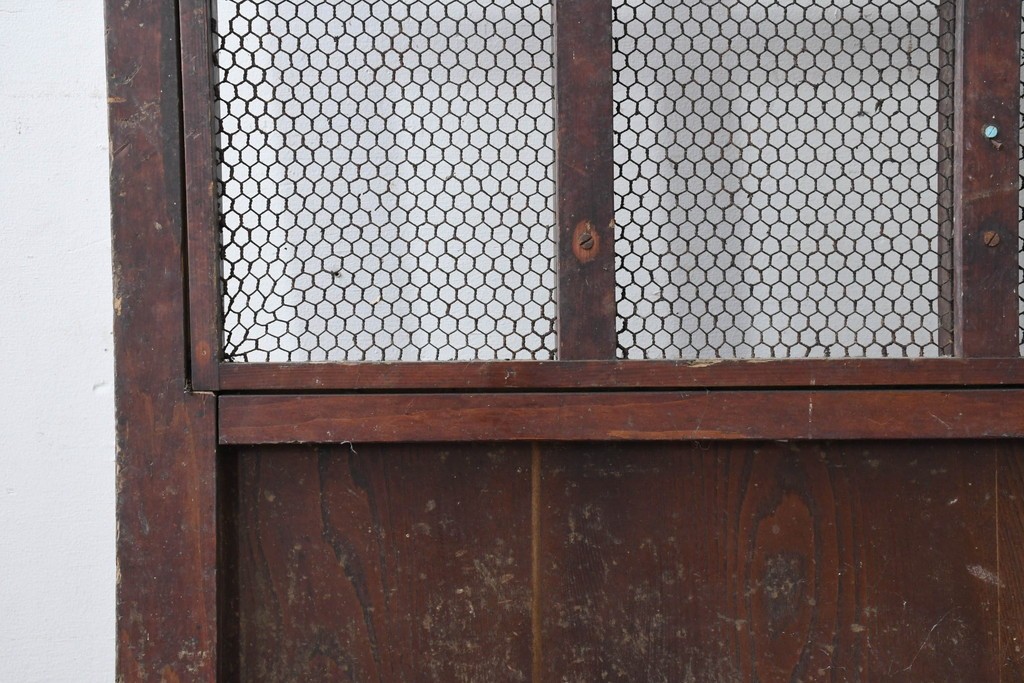 アンティーク建具　明治から大正期　漆塗り　格子と金網の組み合わせが趣あるきつね格子蔵戸1枚　(R-086537)