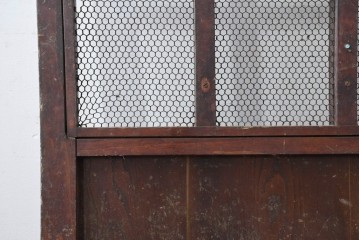 アンティーク建具　明治から大正期　漆塗り　格子と金網の組み合わせが趣あるきつね格子蔵戸1枚　(R-086537)