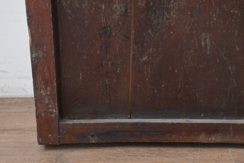 アンティーク建具　明治から大正期　漆塗り　格子と金網の組み合わせが趣あるきつね格子蔵戸1枚　(R-086537)