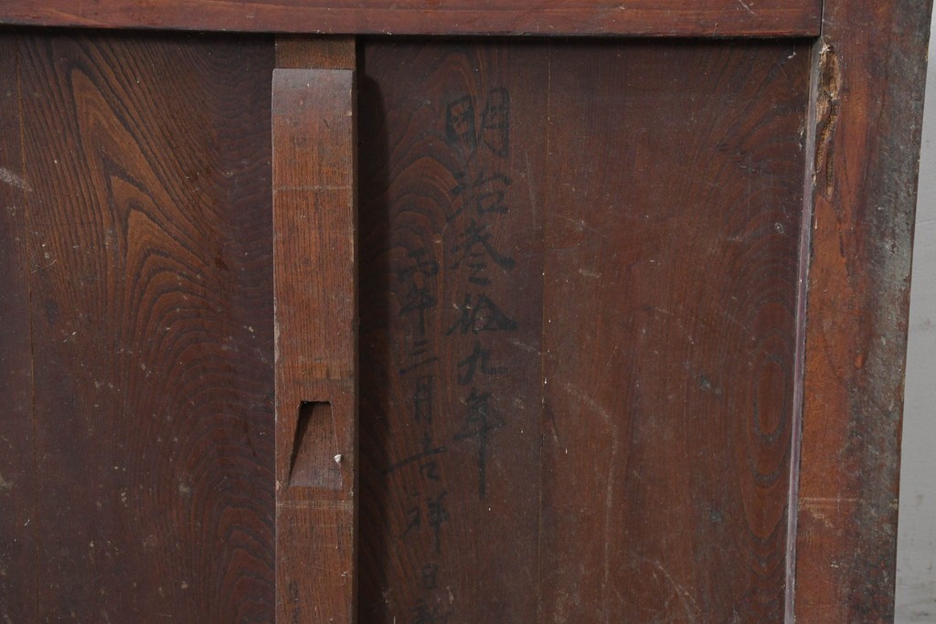 アンティーク建具　明治から大正期　漆塗り　格子と金網の組み合わせが趣あるきつね格子蔵戸1枚　(R-086537)