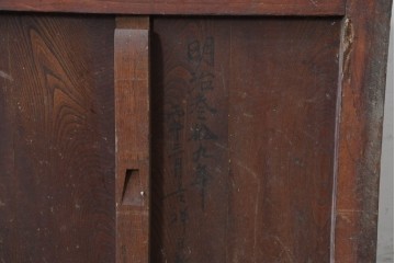 アンティーク建具　明治から大正期　漆塗り　格子と金網の組み合わせが趣あるきつね格子蔵戸1枚　(R-086537)