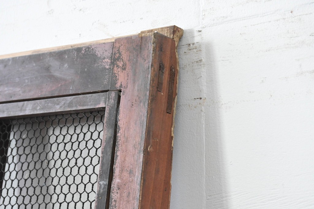 アンティーク建具　明治から大正期　漆塗り　格子と金網の組み合わせが趣あるきつね格子蔵戸1枚　(R-086537)