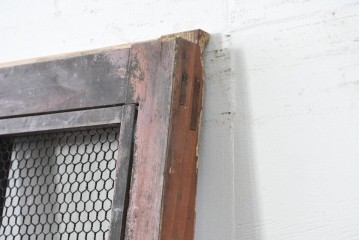 アンティーク建具　明治から大正期　漆塗り　格子と金網の組み合わせが趣あるきつね格子蔵戸1枚　(R-086537)