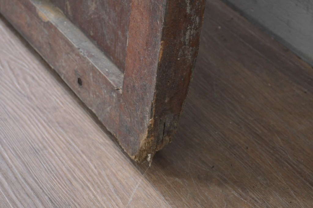 アンティーク建具　明治から大正期　漆塗り　格子と金網の組み合わせが趣あるきつね格子蔵戸1枚　(R-086537)