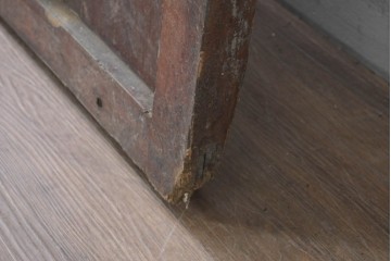 アンティーク建具　明治から大正期　漆塗り　格子と金網の組み合わせが趣あるきつね格子蔵戸1枚　(R-086537)