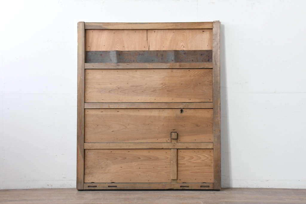 アンティーク建具　明治から大正期　欅材の趣深い風合いが魅力的な背の低い蔵戸1枚　(R-086538)