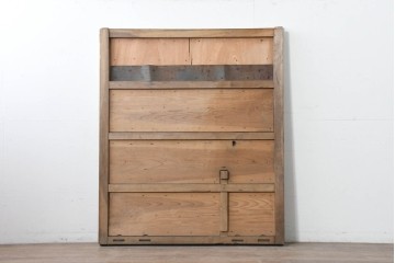 アンティーク建具　明治から大正期　欅材の趣深い風合いが魅力的な背の低い蔵戸1枚　(R-086538)