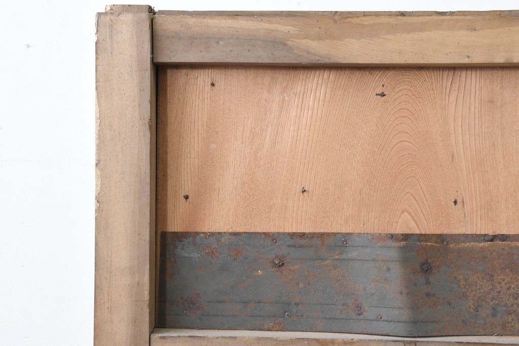 アンティーク建具　明治から大正期　欅材の趣深い風合いが魅力的な背の低い蔵戸1枚　(R-086538)