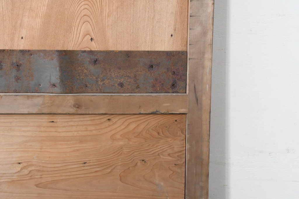 アンティーク建具　明治から大正期　欅材の趣深い風合いが魅力的な背の低い蔵戸1枚　(R-086538)