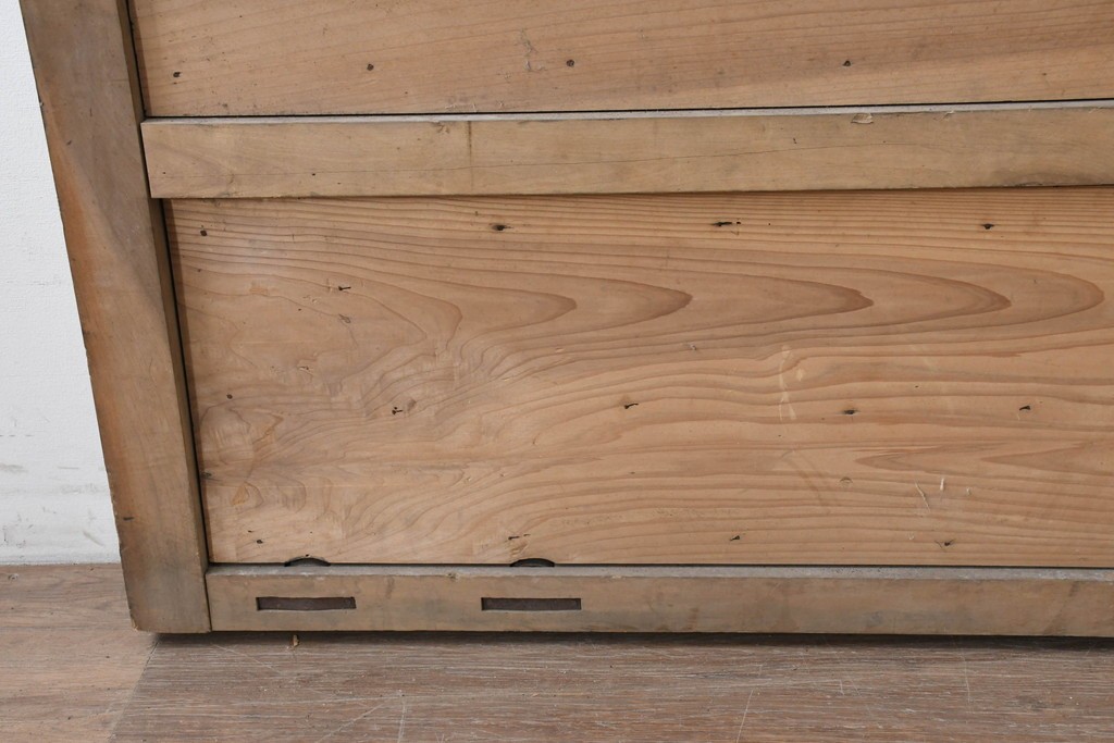 アンティーク建具　明治から大正期　欅材の趣深い風合いが魅力的な背の低い蔵戸1枚　(R-086538)