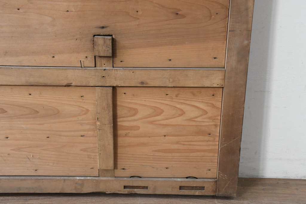 アンティーク建具　明治から大正期　欅材の趣深い風合いが魅力的な背の低い蔵戸1枚　(R-086538)