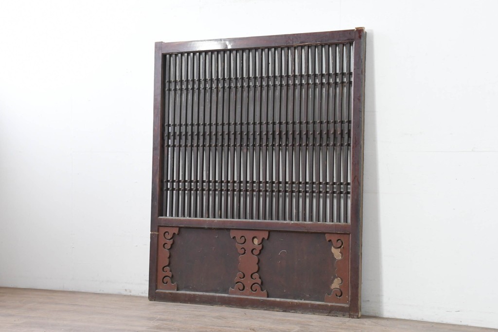 アンティーク建具　明治から大正期　繁栄祈願の唐草雲文装飾を腰板に配した背の低い格子蔵戸1枚　(R-086539)